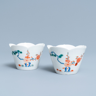 Une paire de bols en forme de fleur en porcelaine Kakiemon de Japon, Edo, 18ème