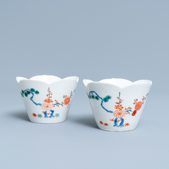 Een paar Japanse bloemvormige Kakiemon kommen, Edo, 18e eeuw