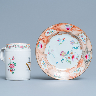 Une verseuse armoriée en porcelaine de Chine famille rose et une assiette à bordure faux-bois, Qianlong