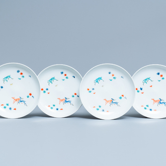 Quatre assiettes en porcelaine Kakiemon de Japon à décor de cerfs, Edo, 17/18ème