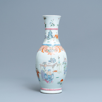 Un vase en porcelaine de Chine famille rose à décor d'une scène de tatouage du 'Jing Zhang Bao Guo', marque de Qianlong, 19/20ème
