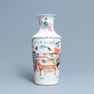 Un vase en porcelaine de Chine famille rose à décor de femmes qui jouent au go, Yongzheng