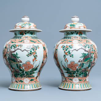 Une paire de vases couverts en porcelaine de Chine famille verte, marque de Kangxi, 19ème