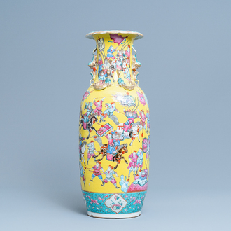 Un vase en porcelaine de Chine famille rose à décor de guerriers sur fond jaune, 19ème