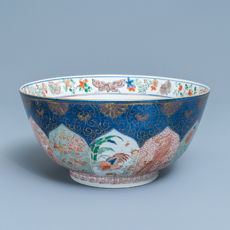 Un bol en porcelaine de Chine verte-Imari à fond bleu poudré, Kangxi