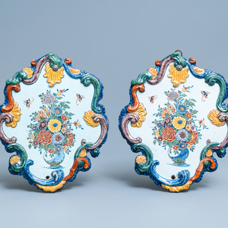 Een paar fijne polychrome Delftse plaquettes met bloemstillevens in een vaas, 18e eeuw