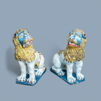 Une paire de grands modèles de lions en faïence polychrome de Rouen, France, 18ème