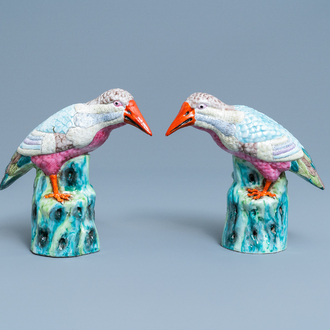 Une paire de modèles de martin-pêcheurs en porcelaine de Chine famille rose, Qianlong