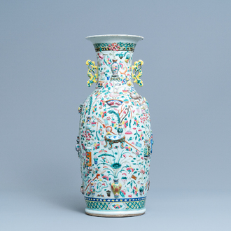 Un vase en porcelaine de Chine famille rose à décor d'antiquités en relief, 19ème