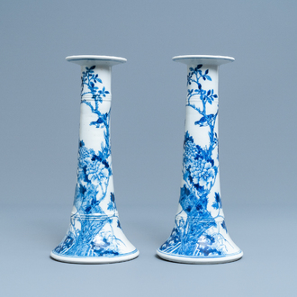 Une paire de grands bougeoirs en porcelaine de Chine en bleu et blanc, 19ème