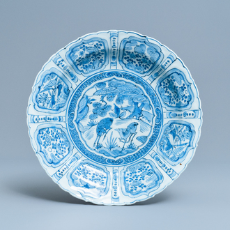 Un plat en porcelaine de Chine en bleu et blanc de type kraak à décor de cerfs, Wanli