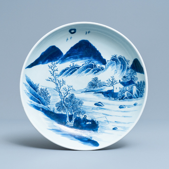 Un plat en porcelaine de Chine en bleu et blanc à décor d'un pêcheur, Yongzheng