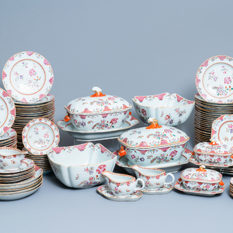 Een 158-delig Chinees famille rose servies met floraal 'Lowestoft' decor, Qianlong