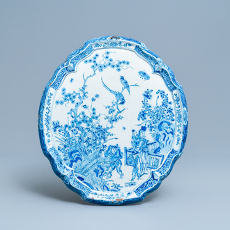 Une plaque en faïence de Delft en bleu et blanc à décor de chinoiserie, 18ème