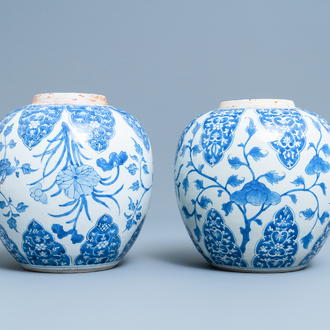 Une paire de pots en porcelaine de Chine en bleu et blanc à décor floral, Kangxi