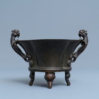 Een Chinese bronzen wierookbrander met chilong handgrepen, Xuande mark, 18e eeuw