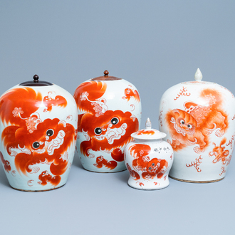 Quatre vases en porcelaine de Chine à décor en rouge de fer de lions bouddhistes, 19/20ème