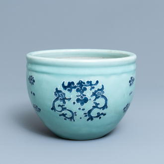 Een Chinese jardinière met blauw-wit decor op celadon fondkleur, Qianlong