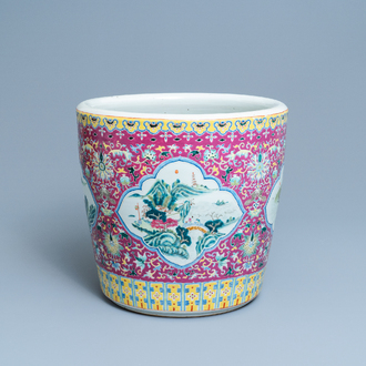Une jardinière en porcelaine de Chine famille rose, 19ème