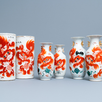Six vases en porcelaine de Chine à décor en rouge de fer de lions bouddhistes, 19/20ème