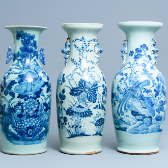 Trois vases en porcelaine de Chine en bleu et blanc sur fond céladon, 19ème