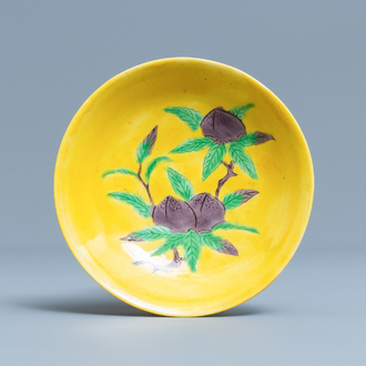 Une coupe en porcelaine de Chine à décor de pêches sur fond jaune, Kangxi