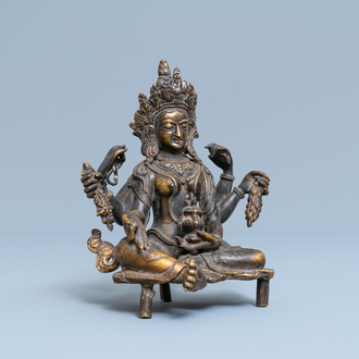 Een Nepalese massieve bronzen figuur van Vasudhara, 19e eeuw