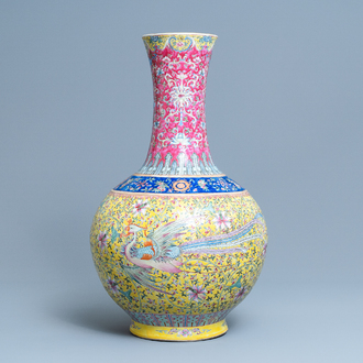 Un grand vase de forme bouteille en porcelaine de Chine famille rose à fond jaune, 19ème
