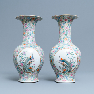 Une paire de vase en porcelaine de Chine famille rose à décor 'millefleurs', marque de Qianlong, République