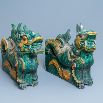 Une paire de tuiles faitières en forme de dragon aux émaux de type sancai, Ming/Qing
