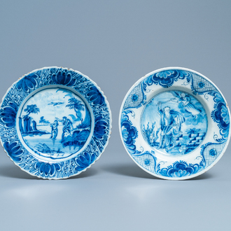 Deux assiettes aux sujets religieux en faïence de Delft en bleu et blanc, 18ème