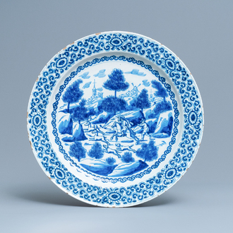 Un grand plat en faïence de Delft en bleu et blanc à décor de la chasse aux cerfs, 1er quart du 18ème