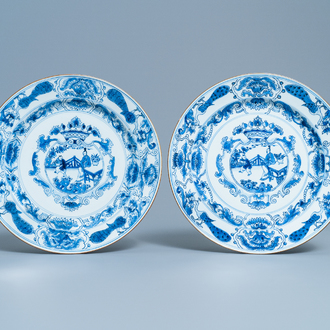 Twee Chinese blauw-witte schotels met gekroonde medaillons, Kangxi