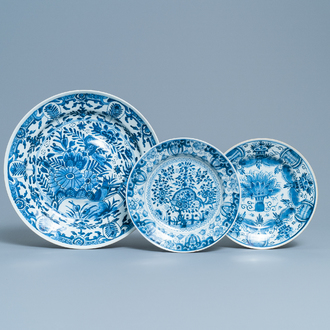 Un plat et deux assiettes en porcelaine de Chine en bleu et blanc d'après des modèles de Delft, Kangxi/Qianlong