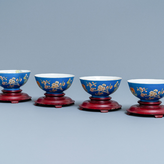 Quatre bols en porcelaine de Chine à décor floral sur fond bleu, marque de Yongzheng, République