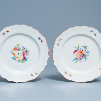 Deux assiettes en porcelaine polychrome de Tournai à décor de fruits, 18ème