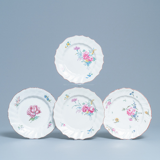 Quatre assiettes en porcelaine polychrome de Tournai à décor de fleurs, 18ème