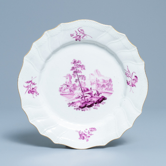 Une assiette en porcelaine de Tournai à décor d'un paysage en camaïeu pourpre, 18ème