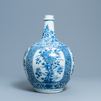 Un grand vase de forme bouteille en porcelaine d'Arita en bleu et blanc, Japon, Edo, 17ème