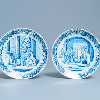 Une paire d'assiettes aux sujets religieux en faïence de Delft en bleu et blanc, 18ème