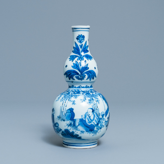 Een Chinese blauw-witte kalebasvaas met figuren in een landschap, Transitie periode