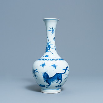 Un vase de forme bouteille en porcelaine de Chine en bleu et blanc à décor d'un tigre et deux papillons, époque Transition