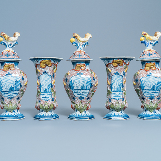Une garniture de cinq vases en faïence de Delft polychrome aux fretels en forme de poules, 18ème