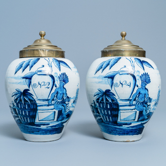 Une paire de pots à tabac en faïence de Delft en bleu et blanc à décor d'indiens, 18ème