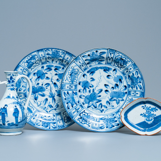 Une verseuse, une paire de plats et une coupe ovale en porcelaine d'Arita en bleu et blanc, Japon, Edo, 17/18ème