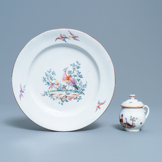Une assiette et un crémier en porcelaine polychrome de Tournai à décor d'oiseaux, 18ème