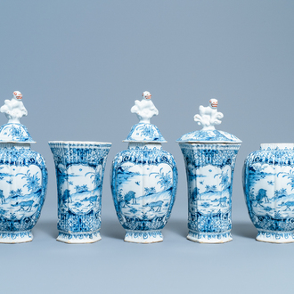 Une garniture de cinq vases en faïence de Delft en bleu et blanc, 18ème