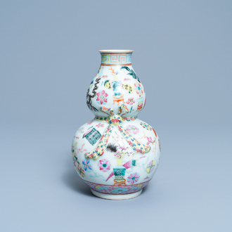 Un vase de forme double gourde en porcelaine de Chine famille rose, 19ème