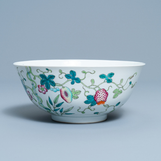 Un bol en porcelaine de Chine famille rose à décor sanduo, marque et époque de Guangxu