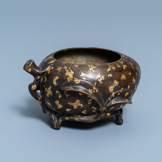 Un brûle-parfum en forme de pêche en bronze tâché d'or, marque de Xuande, 18ème